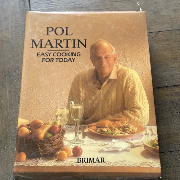 Cook book 608 pages. - Picture 1 of 4